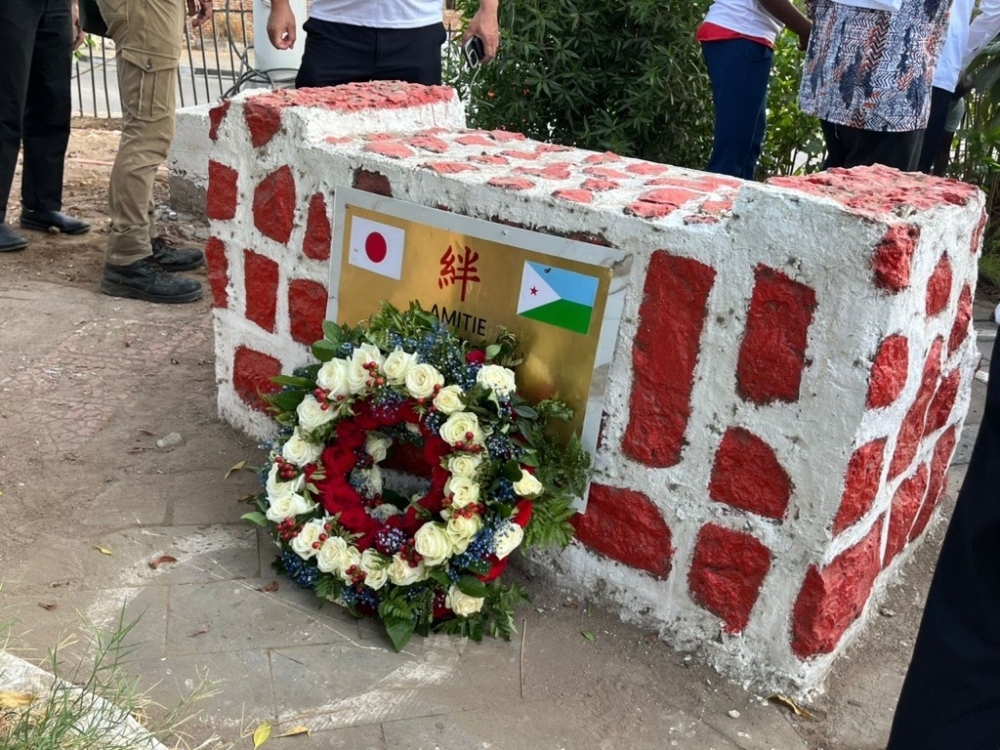 モニュメントと献花