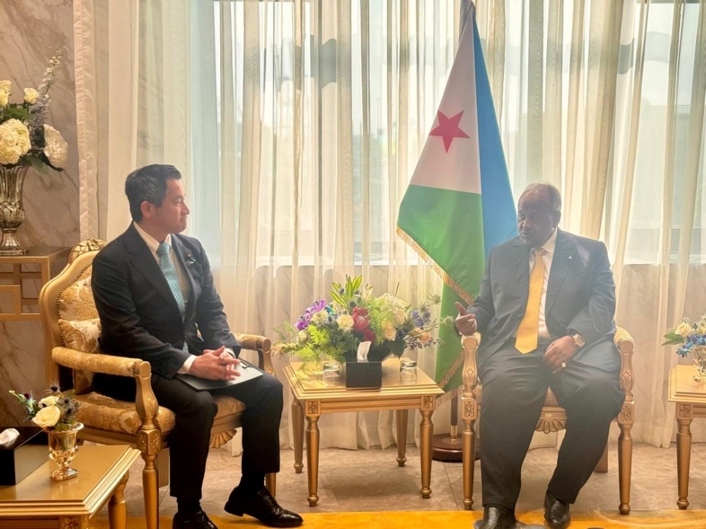 1 SEM Guelleh et M Onishi, Vice-ministre parlementaire du Japon.jpeg